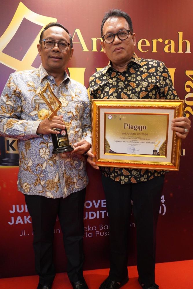 Pj Gubri Rahman Hadi Terima Penghargaan KPI Award 2024