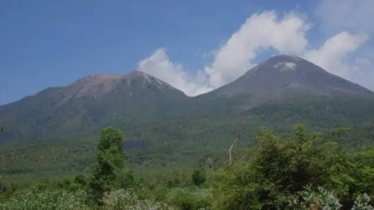 Gunung Lewotobi di Flores Timur Erupsi