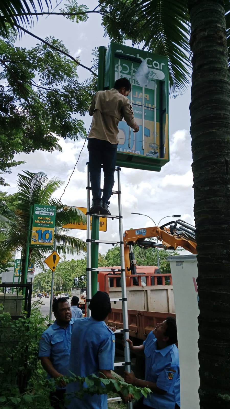 Habis Masa Tayang Hingga Habis Izin Berlaku, Bapenda Pekanbaru Copot Puluhan Reklame