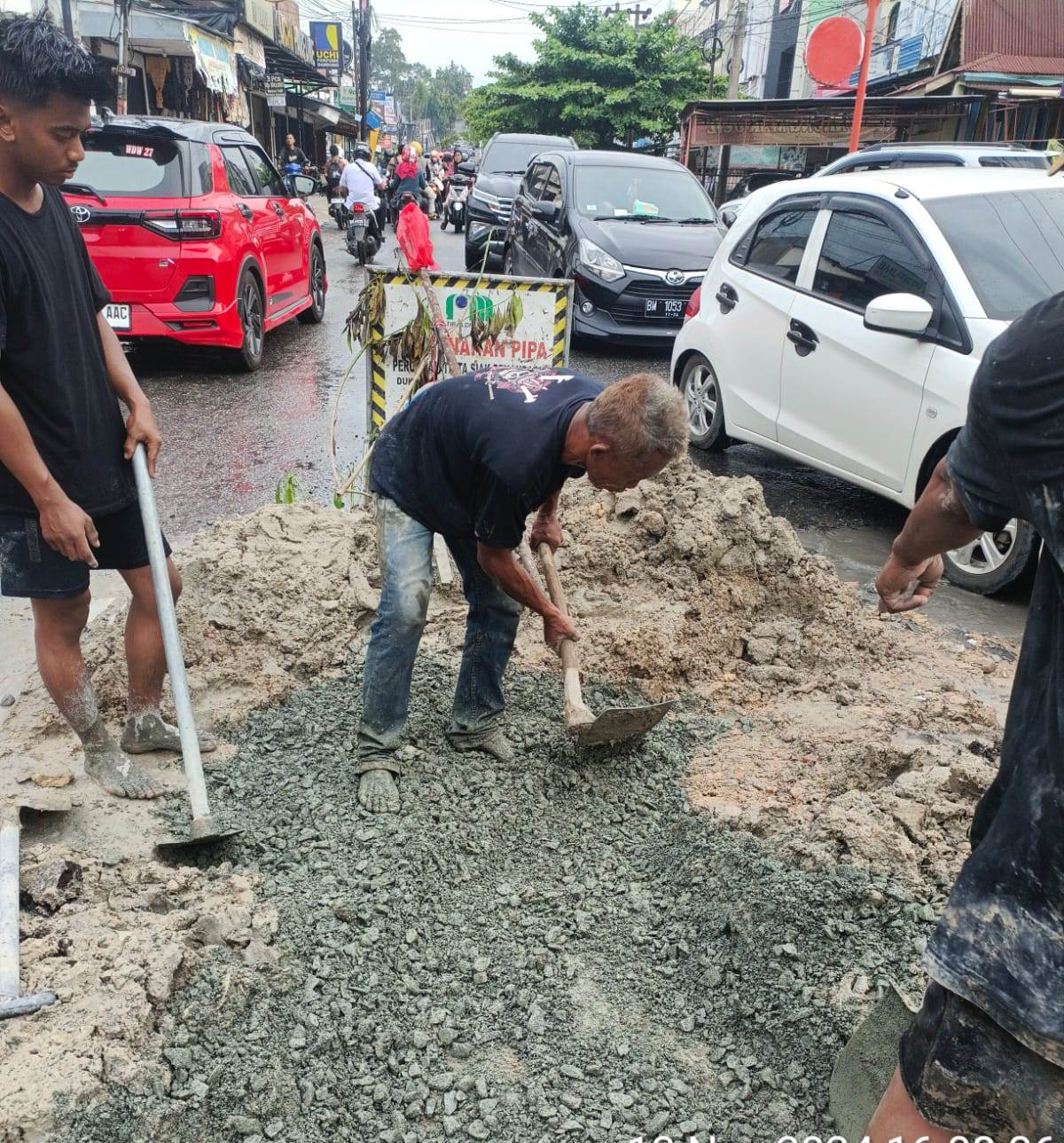 PDAM Tirta Siak Timbun Jalan yang Sempat Ditanami Warga