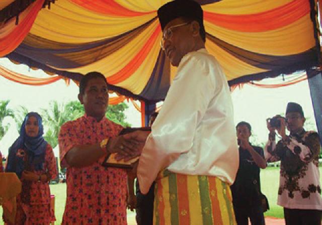 Bupati Suyatno Terima Penghargaan Award