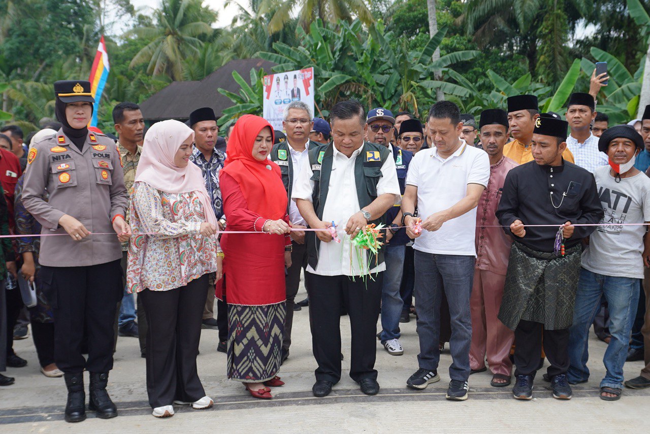 Jembatan Limau Manis di Kampar Diresmikan SF Hariyanto