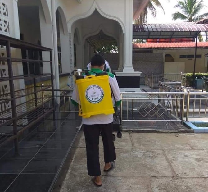 Ikut Cegah Corona, FPI Kuansing Bersihkan Masjid dengan Disinfektan