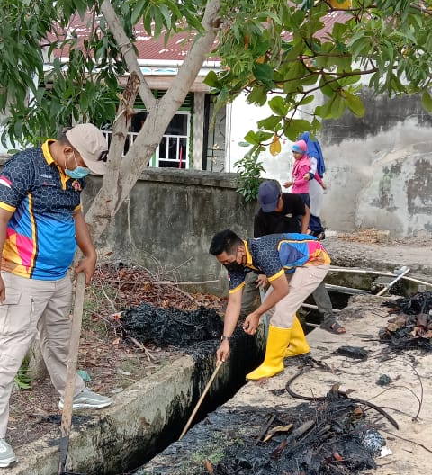 Antisipasi Banjir, Warga RT 014 Buluhkasap Dumai Bersih-bersih Parit