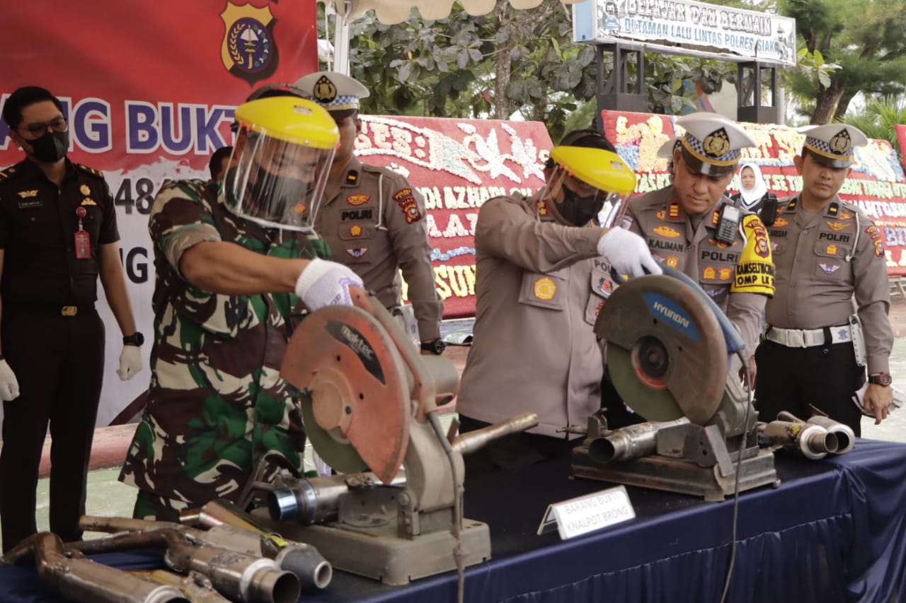 Polres Siak Musnahkan Ratusan Botol Miras hingga Knalpot Brong