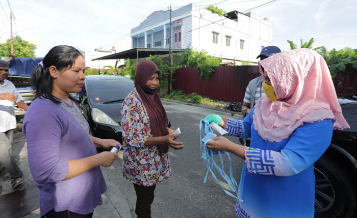 Ketua PKK Riau Misnarni Kembali Bagikan Langsung Sembako, Masker dan Hand Sanitizer ke Warga