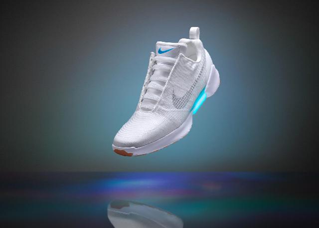 Teknologi Sepatu Nike HyperAdapt Mengikat Tali Sepatu Sendiri