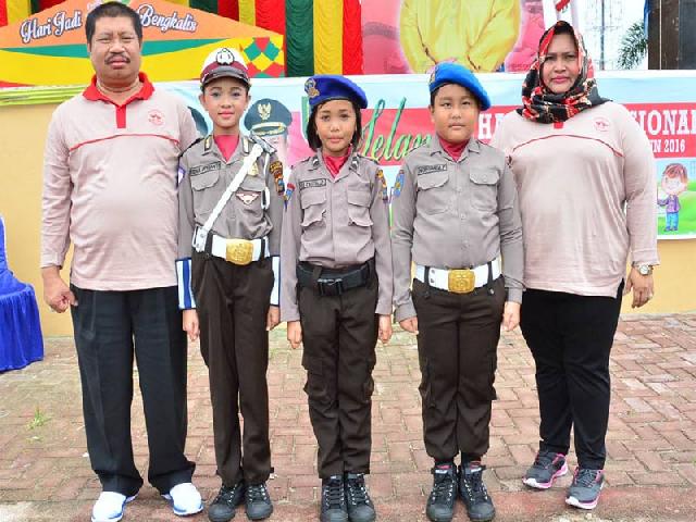 Bupati Bengkalis, Amril Mukminin dan isteri bersama Polisi Cilik sempena peringatan Hari Anak Nasion