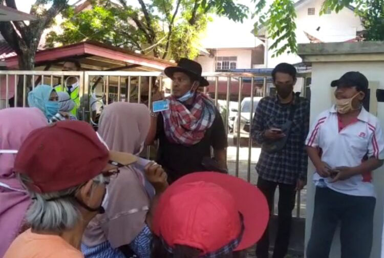 Tak Dapat BLT, Warga Demo di Rumah Wali Kota Padang