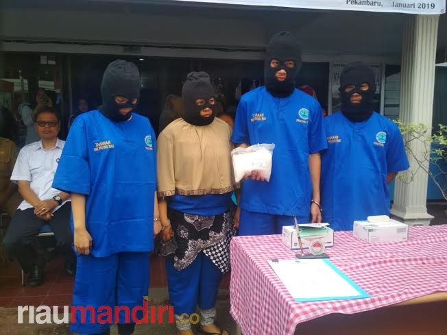 Simpan Sabu 1 Kg di Baju Anak, Pasangan Suami Istri dan 3 Tersangka Lainnya Diringkus