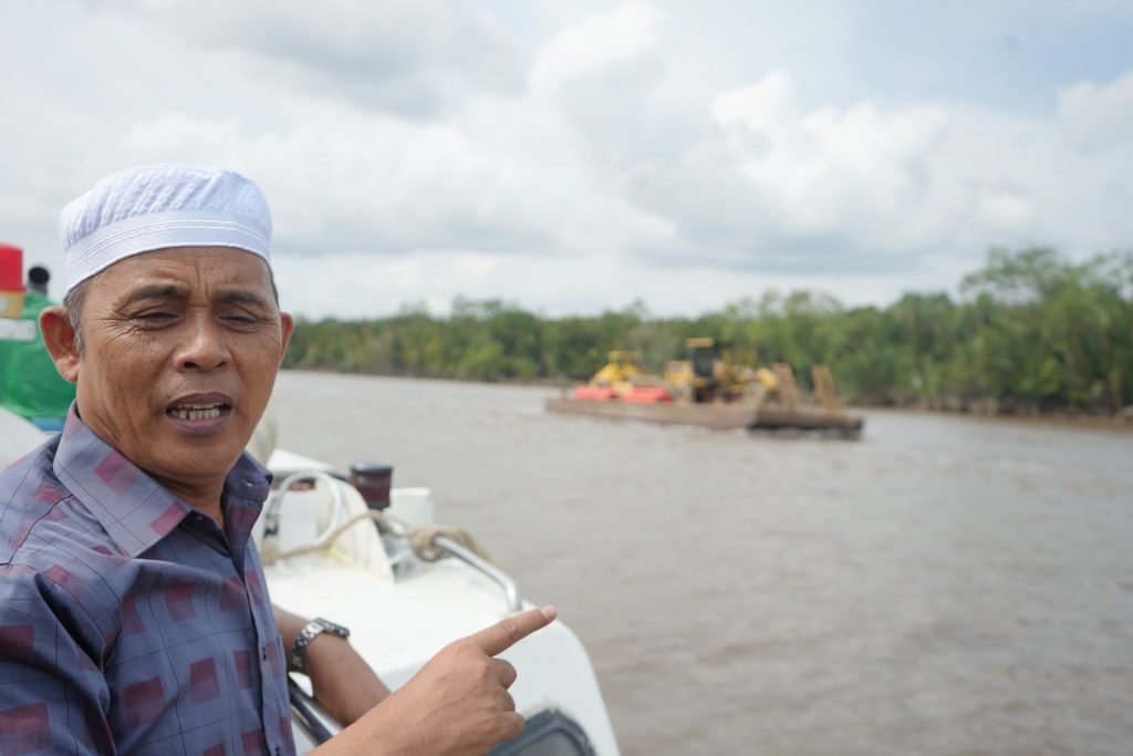 Pj Bupati Inhil Herman Pantau Langsung Pengiriman Material Pembangunan Jembatan Parit 16