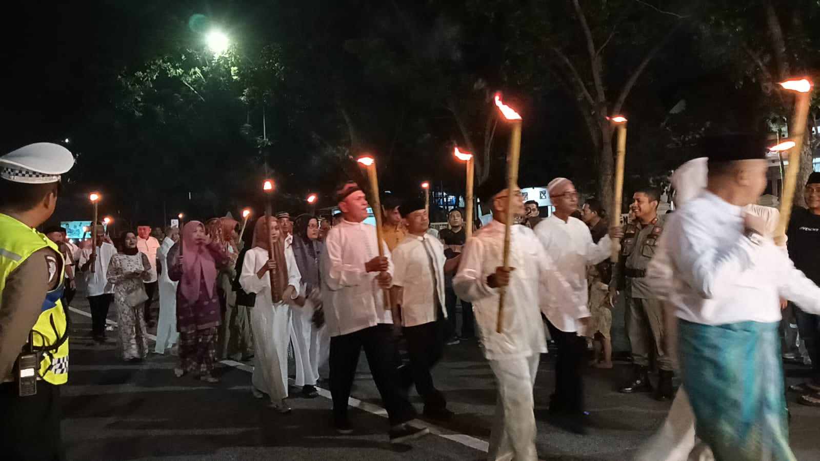 Meriahnya Pawai Takbir 1445 H di Pekanbaru