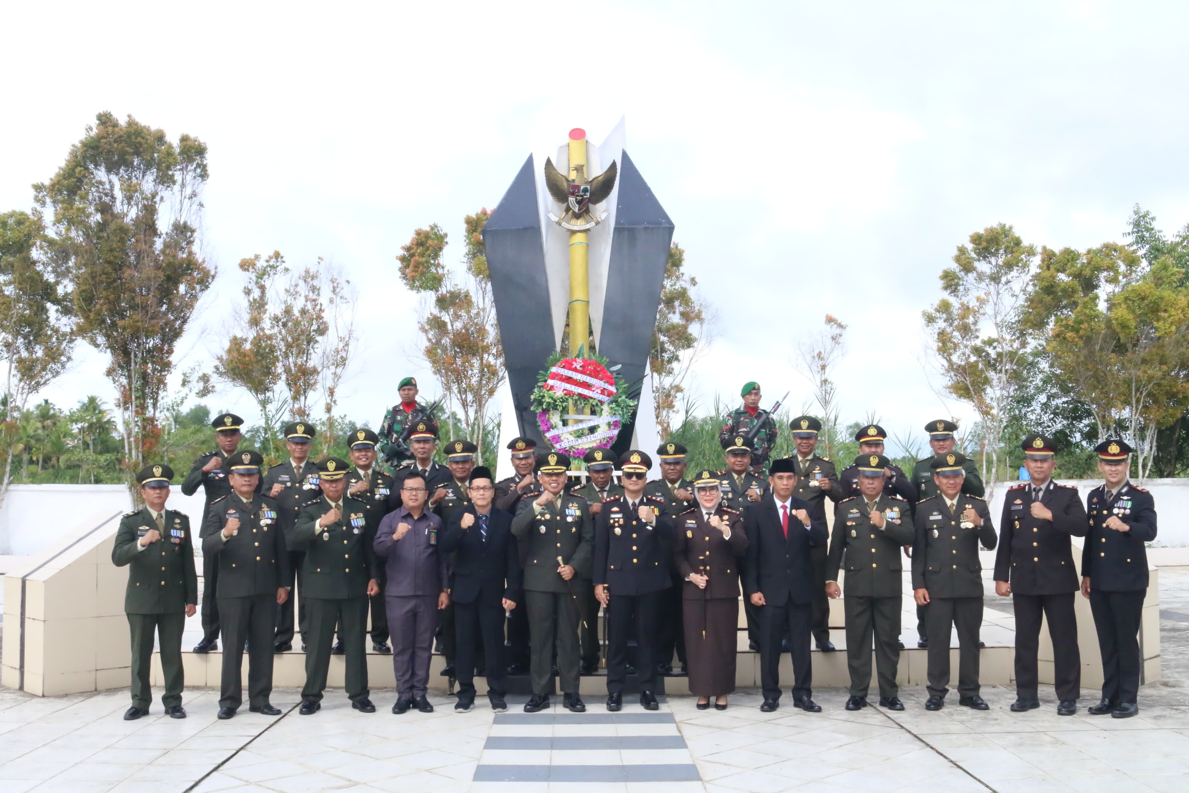 Hadiri Upacara Ziarah Nasional HUT ke-79 TNI, Asisten III Setda Iinhil: Renungkan Jasa Pahlawan