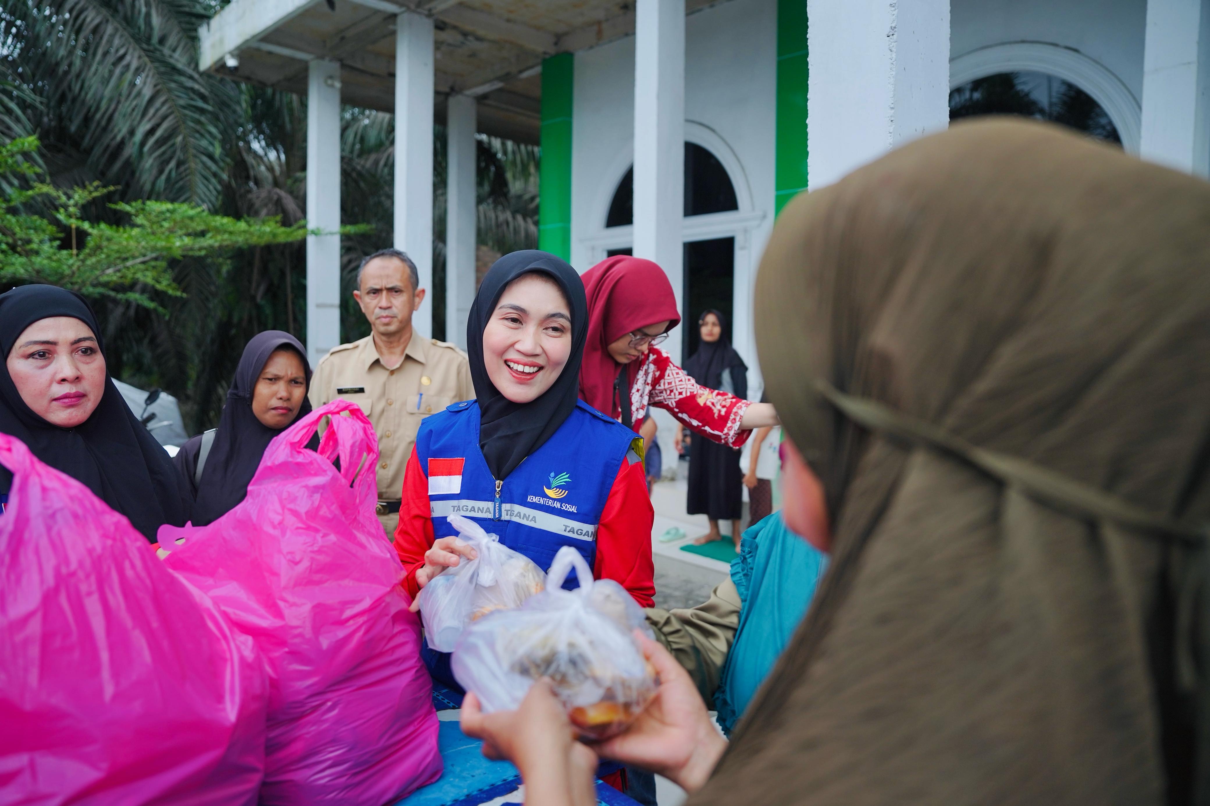 Turun Tangan, Ketua TP PKK Henny Wahid Bantu Warga Terdampak Banijir di Rumbai