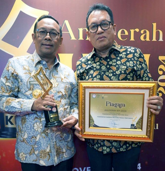 Pj Gubri Rahman Hadi Terima Penghargaan KPI Award 2024