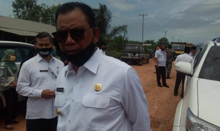 Bupati Rohil Suyatno Tinjau Perbaikan Jalan Sinaboi-Dumai