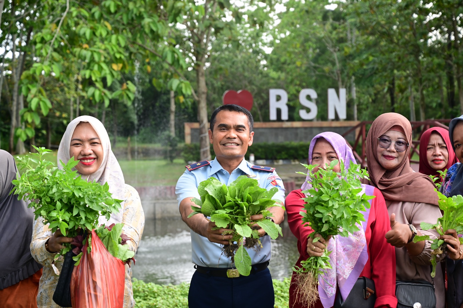 Panen Keempat di Taman I Love RSN, Hasil Sayuran Dibagikan ke Masyarakat