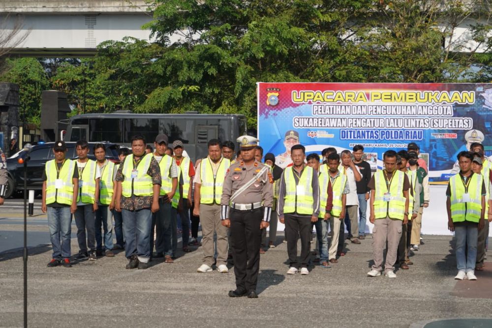 78 Pak Ogah 'Direkrut' untuk Atur Lulintas di Pekanbaru