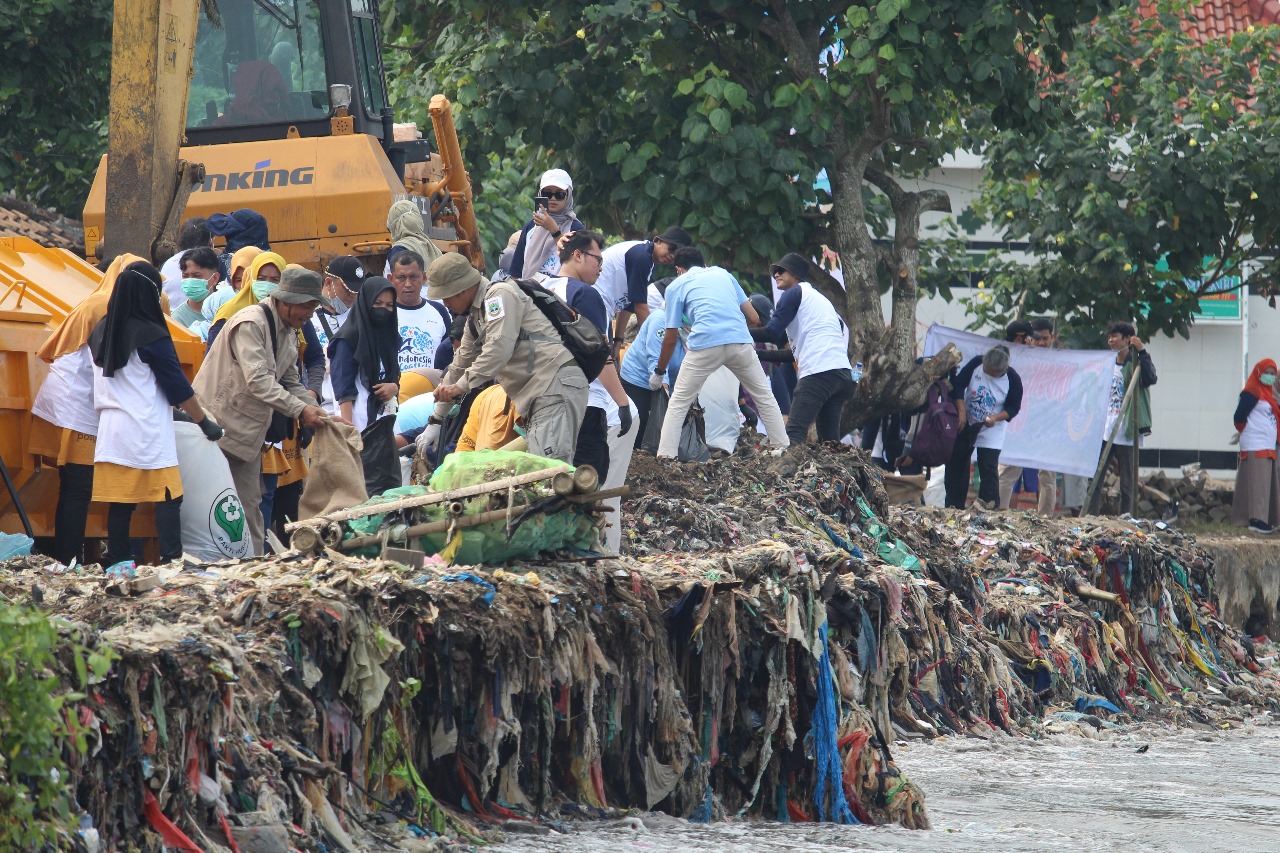 Peringati Hari Lingkungan Hidup Sedunia 2024, Aksi Bersih Pantai di Pandeglang