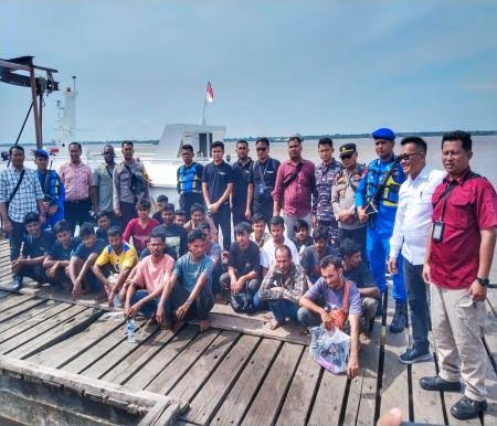 Speedboat Karam di Pantai Beting Beras, Imigrasi Selatpanjang Amankan 20 WNA Bangladesh