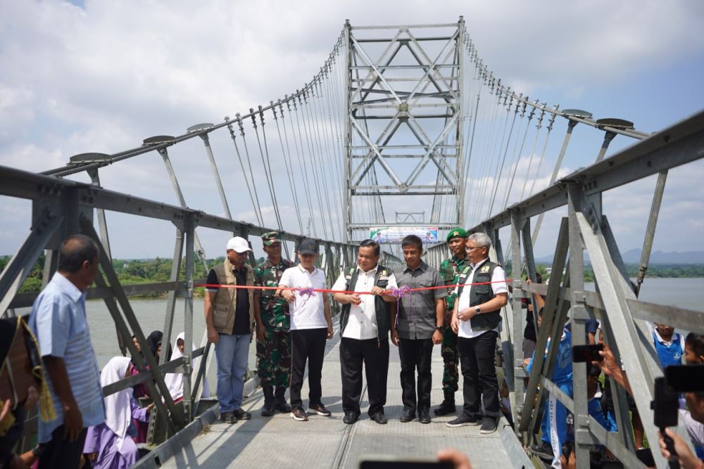 Terbentang di Atas Sungai Kampar, Jembatan Gantung Desa Salo Diresmikan