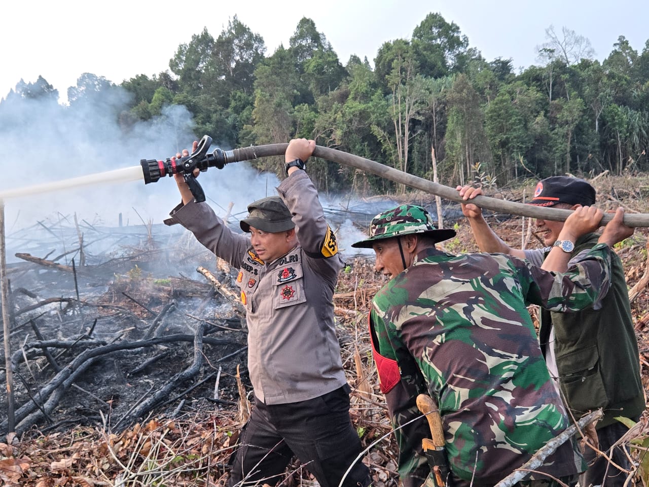 AKBP Asep Sujarwadi Padamman Titik Api di Tasik Betung