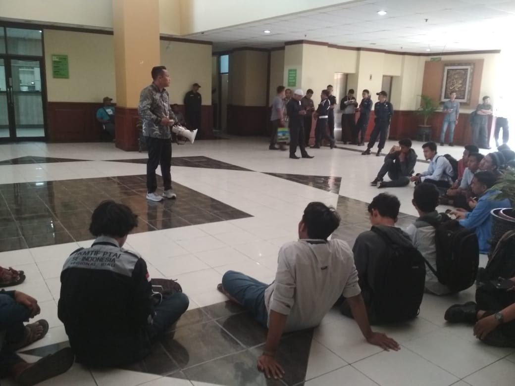 Tak Ditemui Rektor, Mahasiswa UIN Suska Riau Sebut Akan Aksi di Kemenag dan KPK