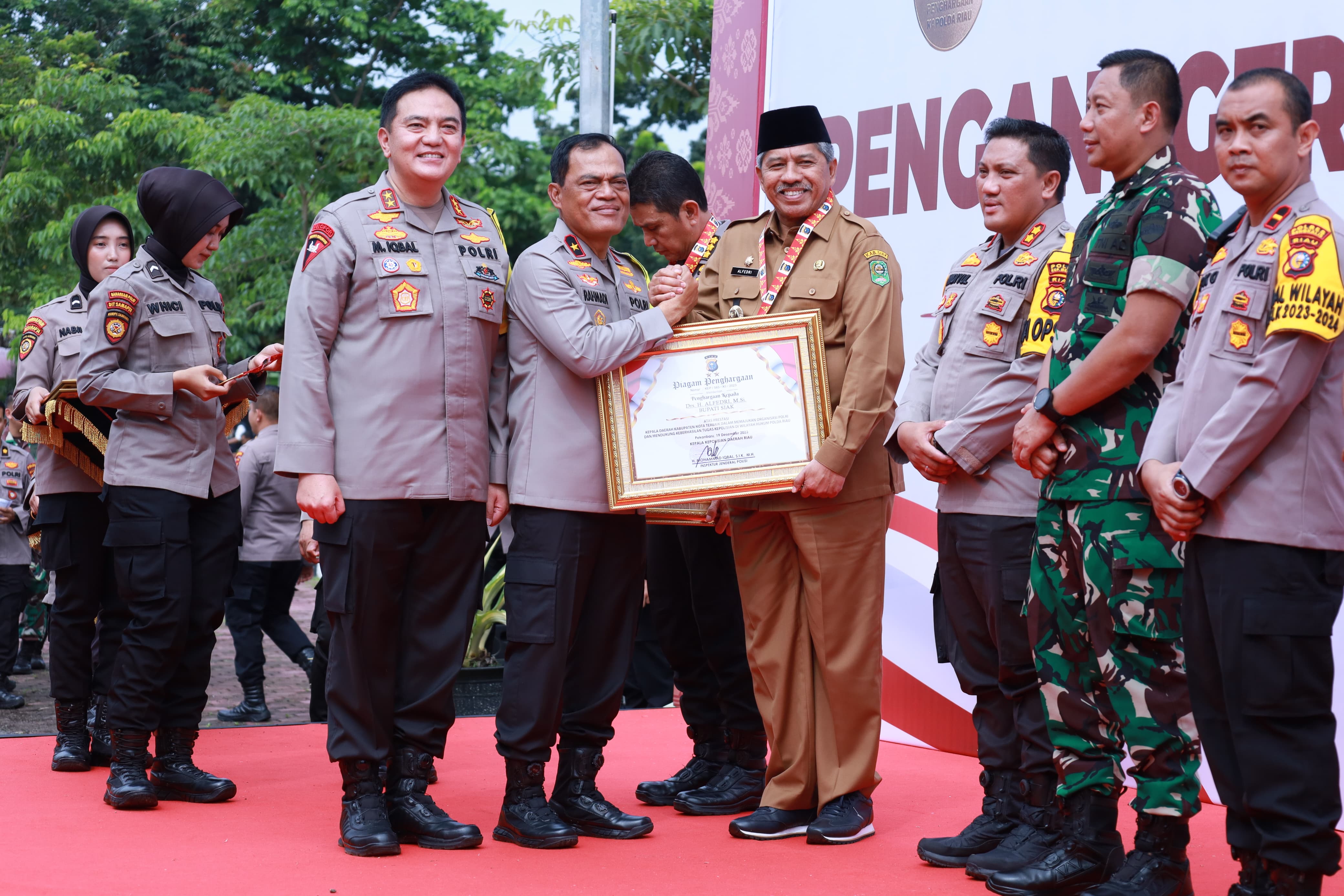 Bupati Siak Terima Penghargaan Dari Kapolda Riau 