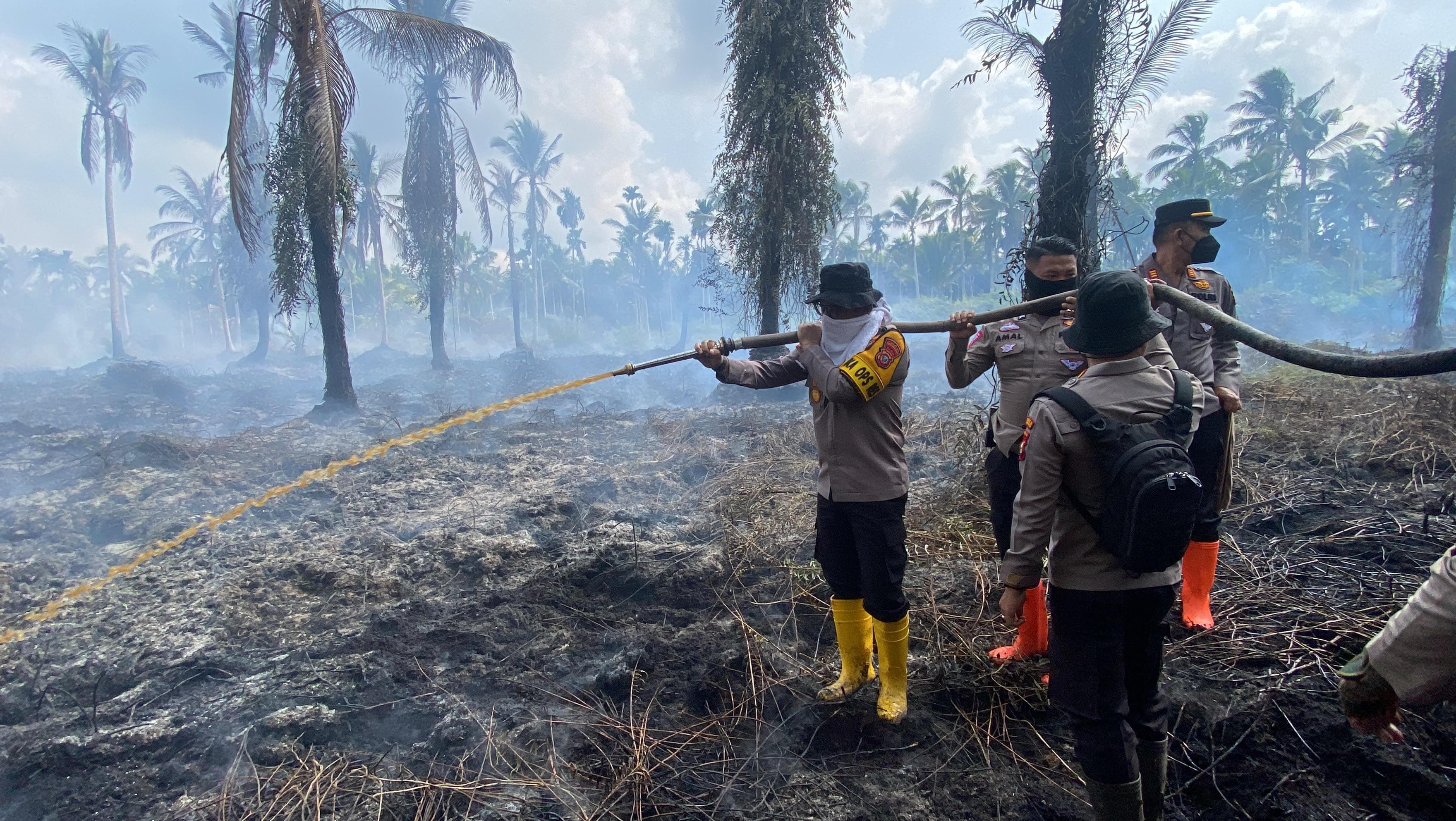 AKBP Budi Turun Padamkan Karhutla di Kempas