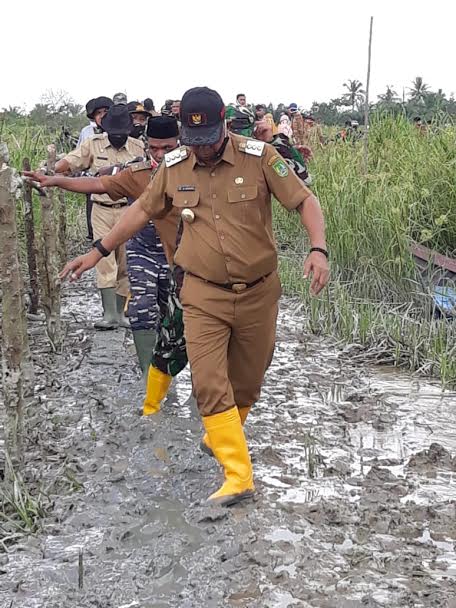 Sisi Lain Bupati Suyatno, Terobos Medan Berlumpur dengan Motor Trail dan Jalan Kaki