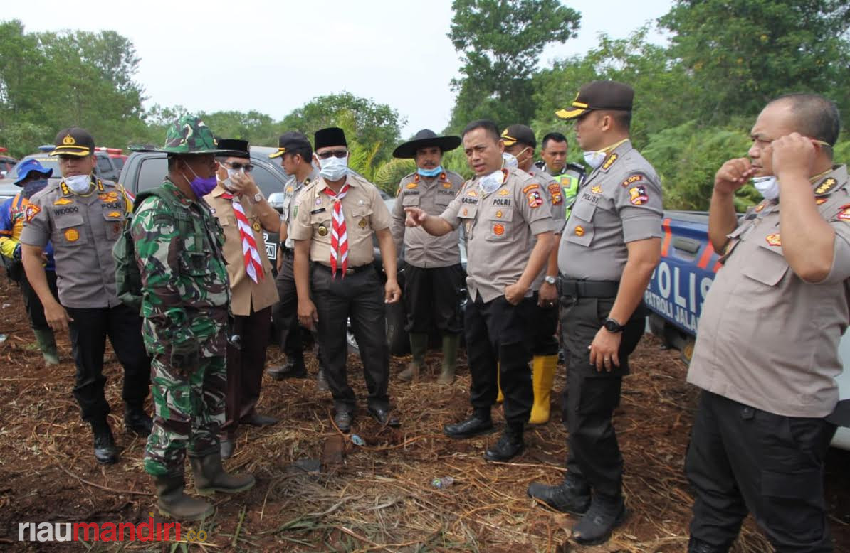 Direktur Samapta Korsabhara Baharkam Polri Tinjau Pemadaman Lahan Terbakar di Siak