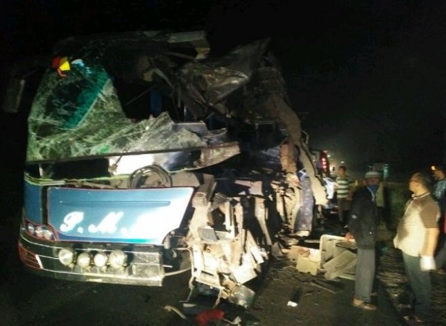 Bus PMH Tabrak Tronton Sedang Berhenti, 5 Penumpang Tewas