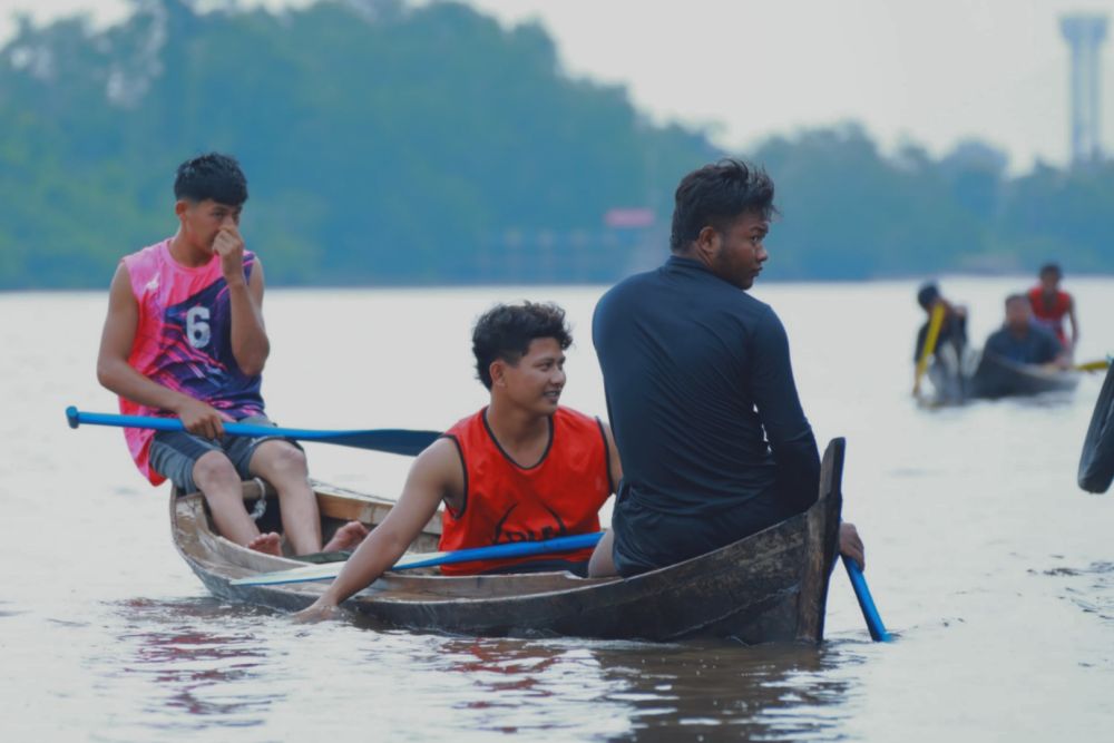 44 Tim Peserta Berpacu pada Lomba Dayung Tradisional di Tepian Bandar Sungai Jantan