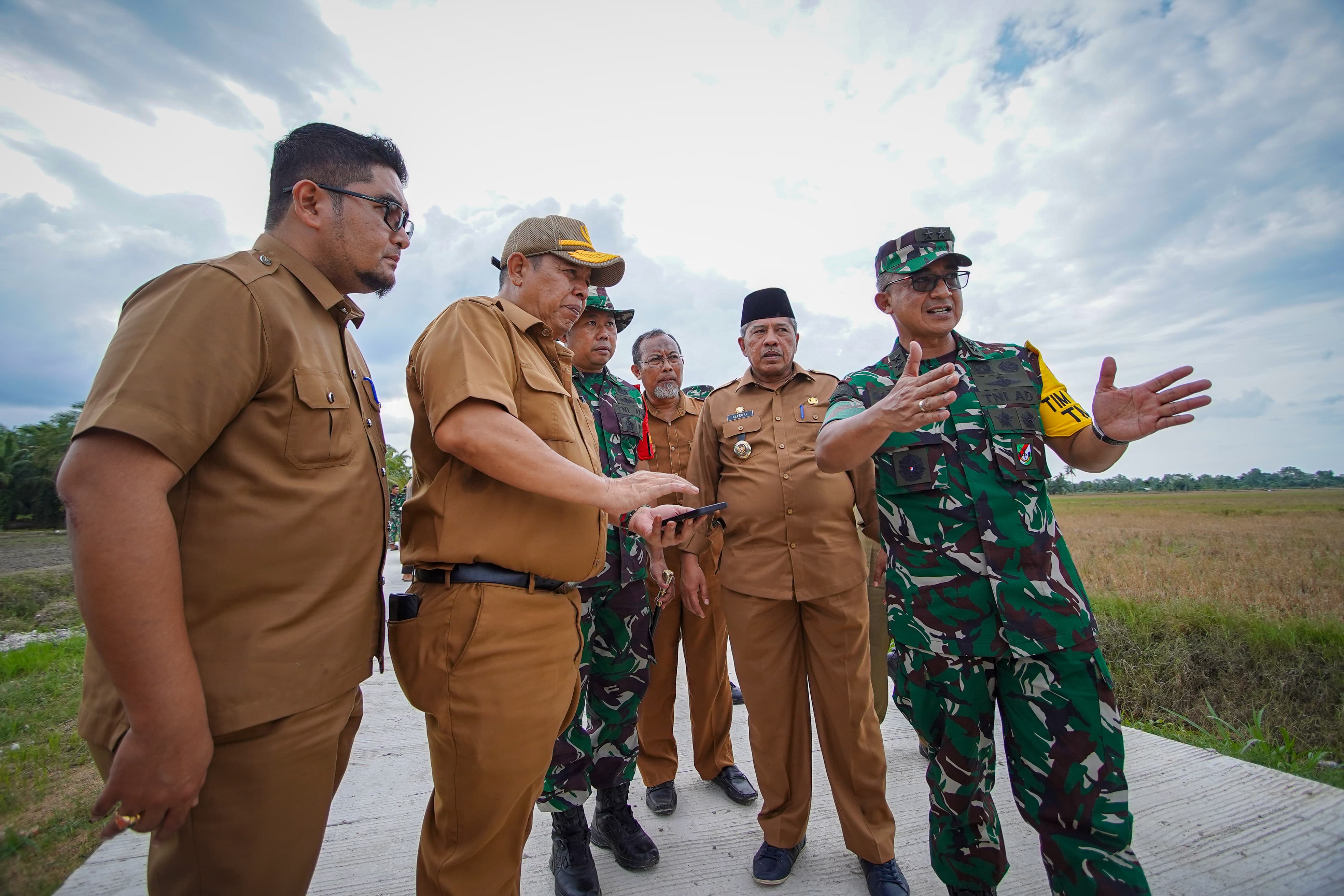 Bupati Siak Alfedri Dampingi Aster Kepala Staf AD Mayjen TNI Joko Hadi Cek Progres TMMD ke-119 