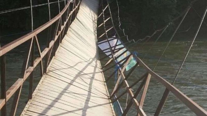 Jembatan Gantung Putus, Puluhan Warga Tercebur Sungai