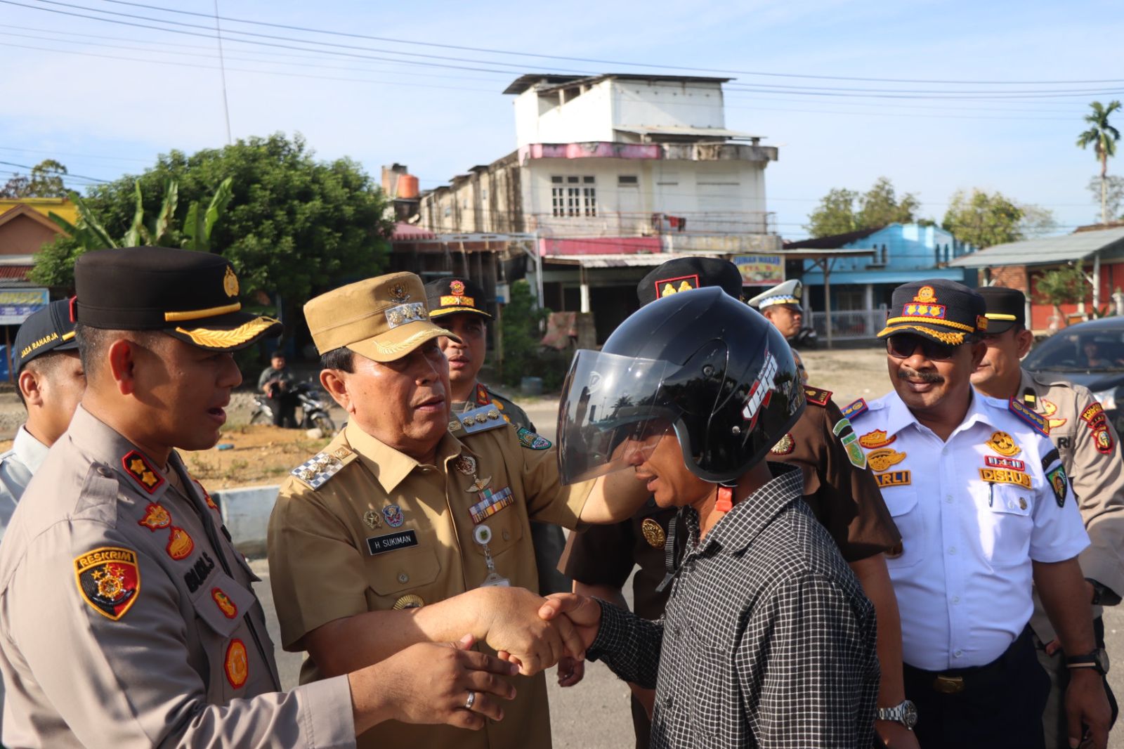 Forkopimda Rohul Berbagi Helm Gratis saat Ops Patuh Lancang Kuning 2024