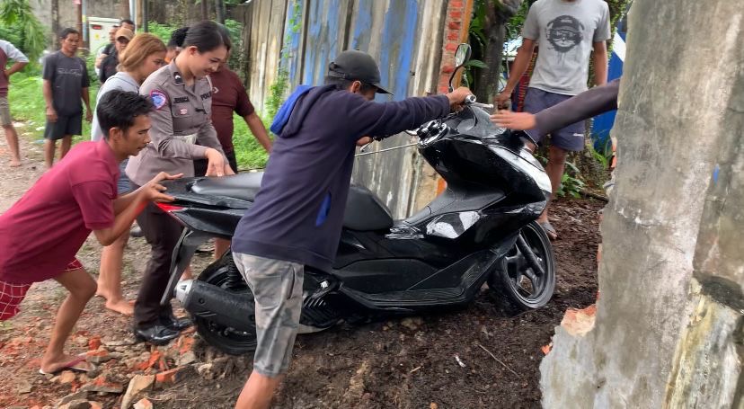 Tembok RSDC Ditlantas Polda Riau Dijebol: Jadi Akses Masyarakat Hindari Banjir