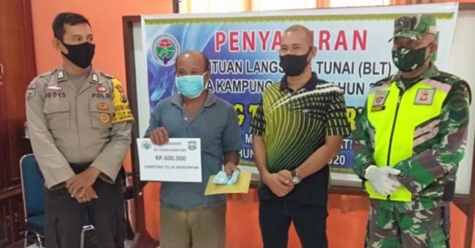 Pemerintah Kampung Teluk Merempan Bagikan BLT DK Untuk 43 KK Terdampak Covid-19