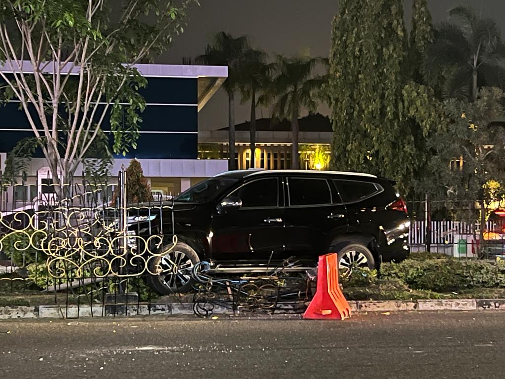 Pajero Sport Tabrak Pagar Median Jalan Sudirman, Pengemudi Konsumsi Narkoba