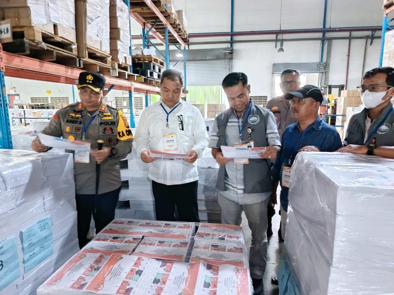 Bersama Kajari Siak Moch Eko, Kapolres AKBP Asep Monitoring Percetakan Surat Suara di Bekasi