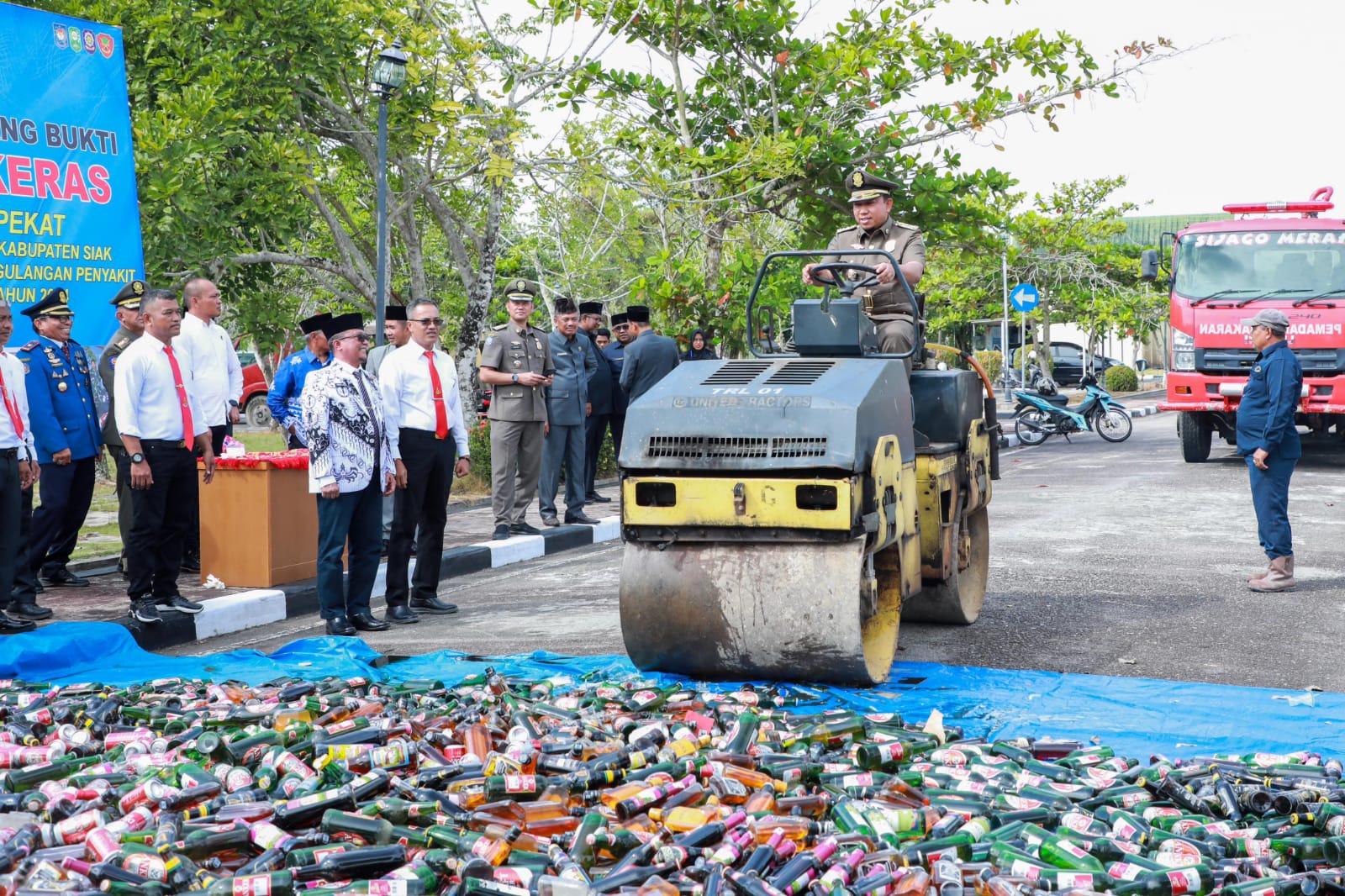 Ribuan Botol Miras Dimusnahkan Satpol PP Kabupaten Siak 