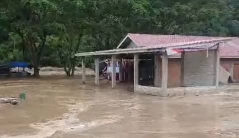 Ngarai Sianok Tiba-tiba Meluap, Rumah dan Warung Terbawa Arus