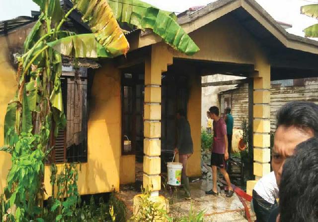 Satu Rumah Hangus Terbakar