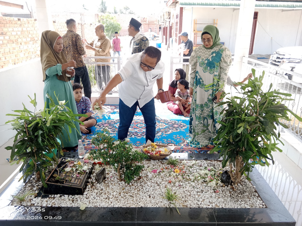 Jelang Iduladha 1445 H, Basko Ziarah ke Makam Orang Tua dan Istri