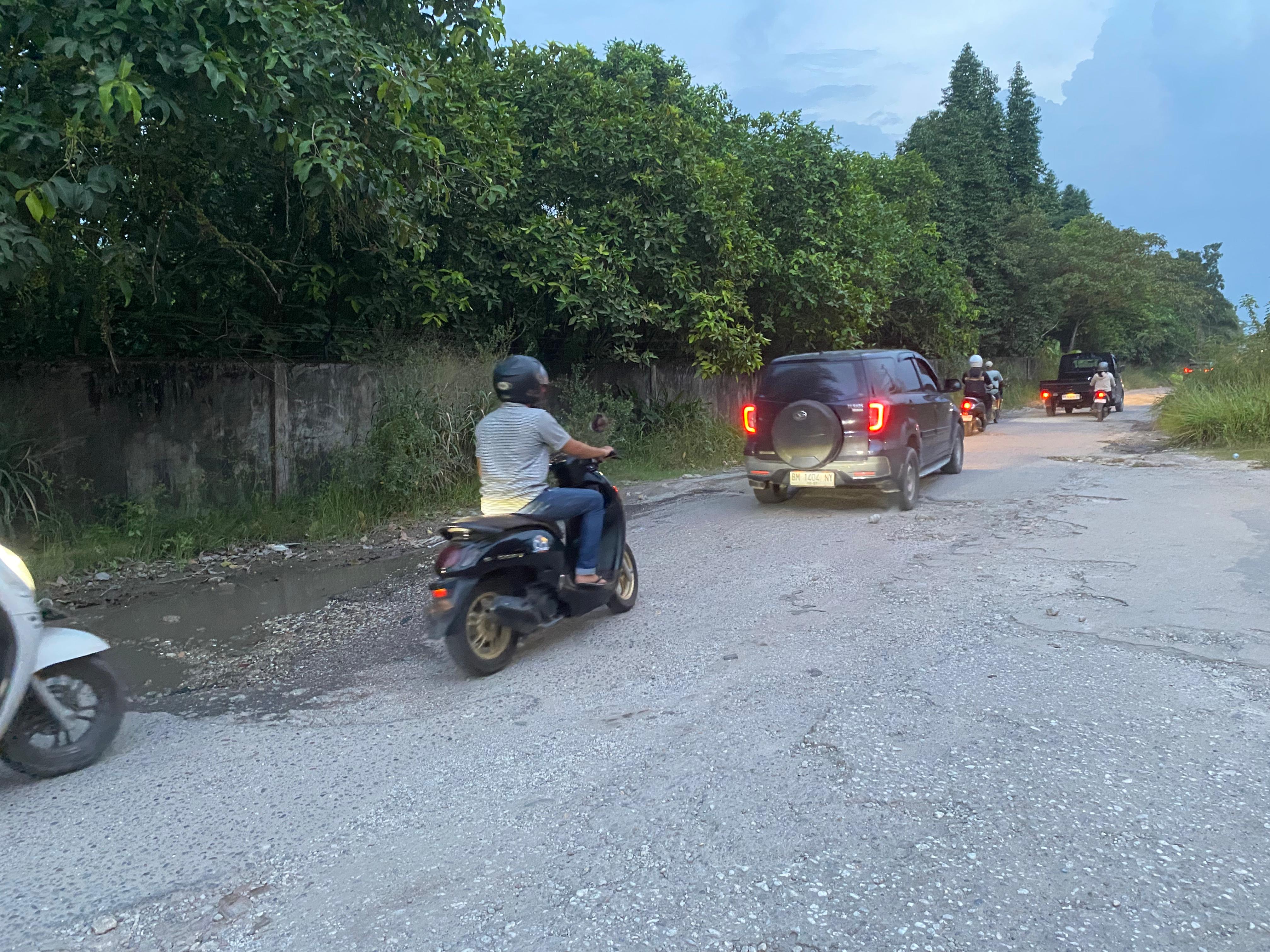 Bahayakan Pengendara, Jalan Bangau Sakti Berlubang dan Bergelombang