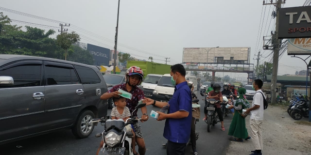 Agung Nugroho Bagikan 1.000 Masker Bersama Mak-mak di Simpang Tabek Gadang Pekanbaru