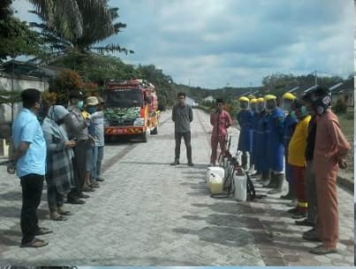 Cegah Penyebaran Corona, Musim Mas Semprotkan Disinfektan di Pemukiman Warga