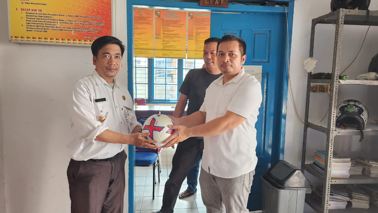 Serahkan Dua Bola Kaki di Kampung Dalam, Satresnarkoba Polresta Pekanbaru Titipkan Pesan Kamtibmas