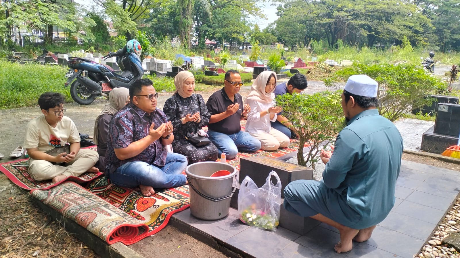 Bersama Keluarga Besar, Basko Ziarah ke Makam Istri dan Orang Tua: Santuni Puluhan Anak Yatim