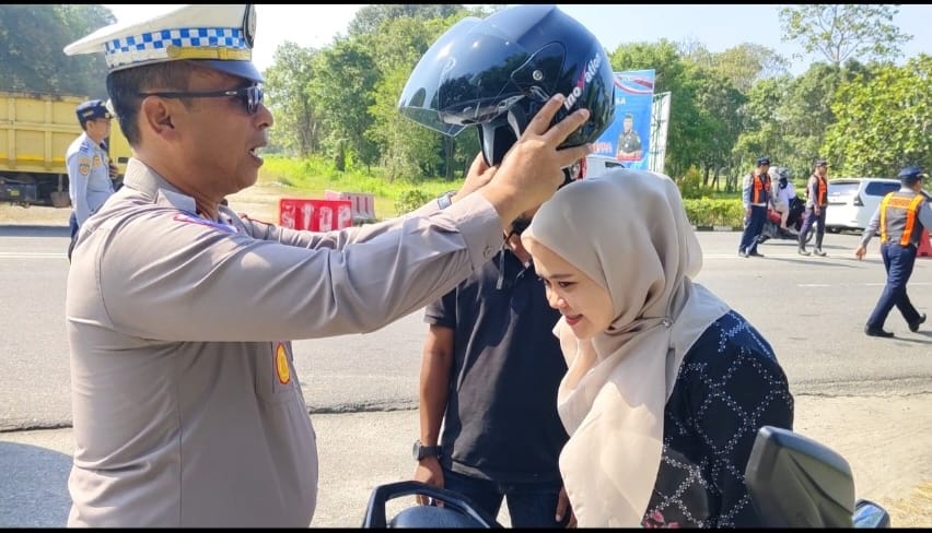 Edukasi Pengendara pada Ops Patuh, Satlantas Polres Siak Berbagi Helm SNI dan Kaca Spion